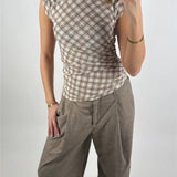 Modelbillede af beige SIVA top. Set forfra. Fra BySofieSønderby