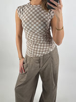 Modelbillede af beige SIVA top. Set forfra. Fra BySofieSønderby