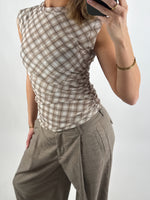 Modelbillede af beige SIVA top. Set forfra. Fra BySofieSønderby