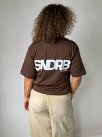 Modelbillede af SNDRB t-shirt i brun/grå. Fra BySofieSønderby