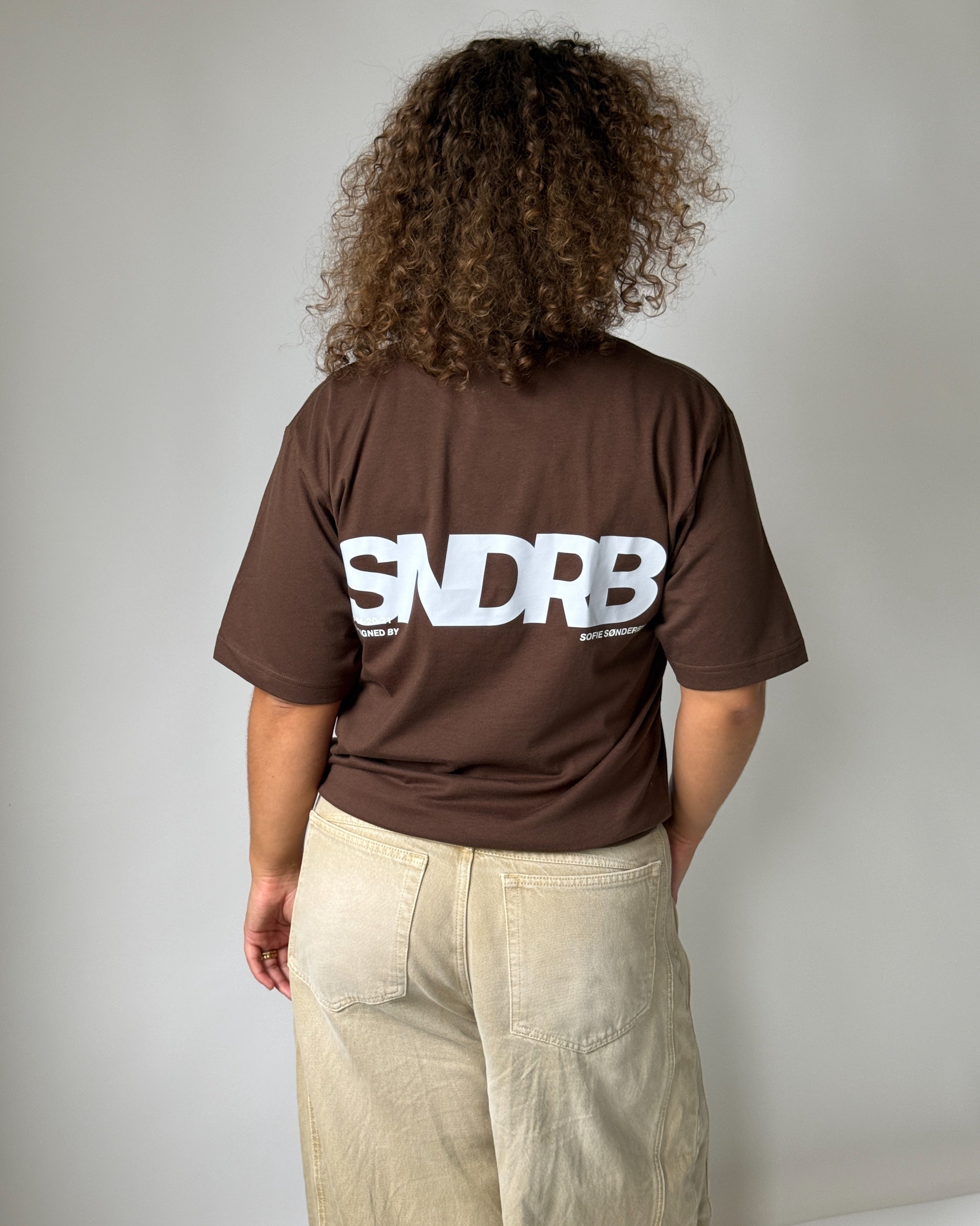 Modelbillede af SNDRB t-shirt i brun/grå. Fra BySofieSønderby