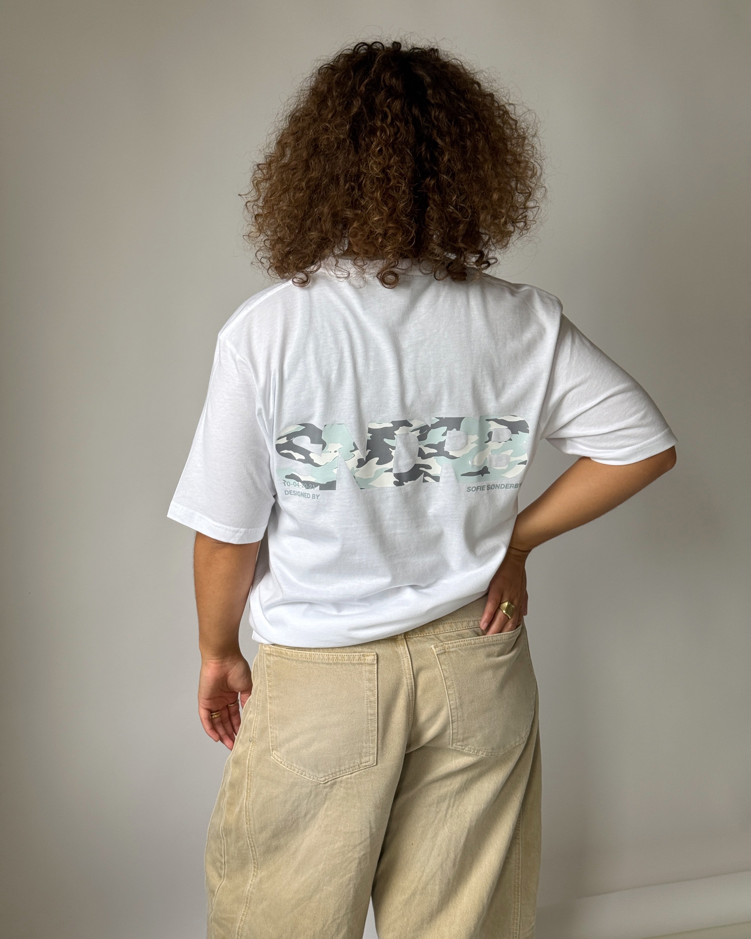 Modelbillede af SNDRB t-shirt i hvid/grå camouflage. Fra BySofieSønderby