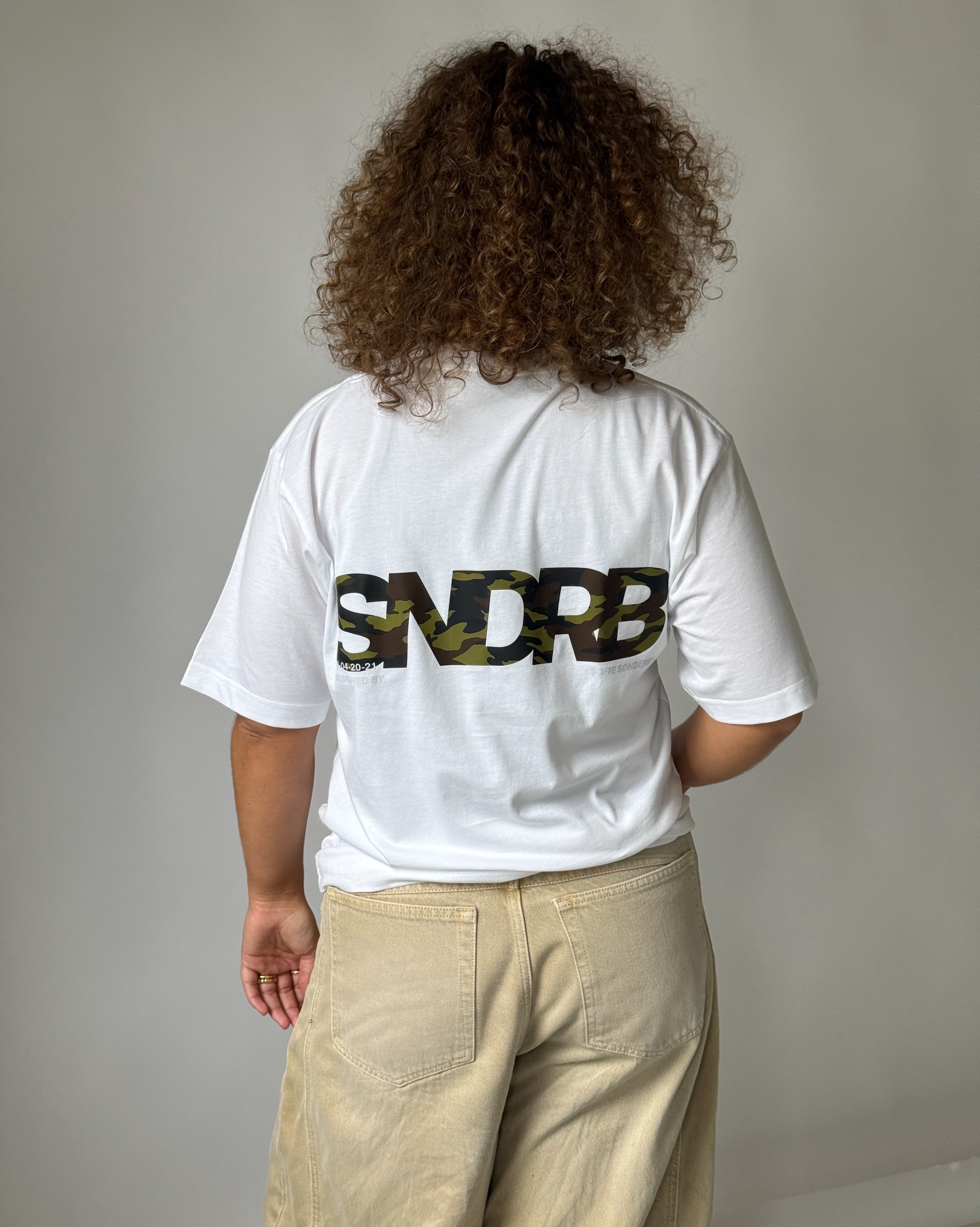 Modelbillede af SNDRB t-shirt i hvid/army camouflage. Fra BySofieSønderby