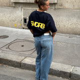 Modelbillede af SNDRB t-shirt i navy/gul. Fra BySofieSønderby