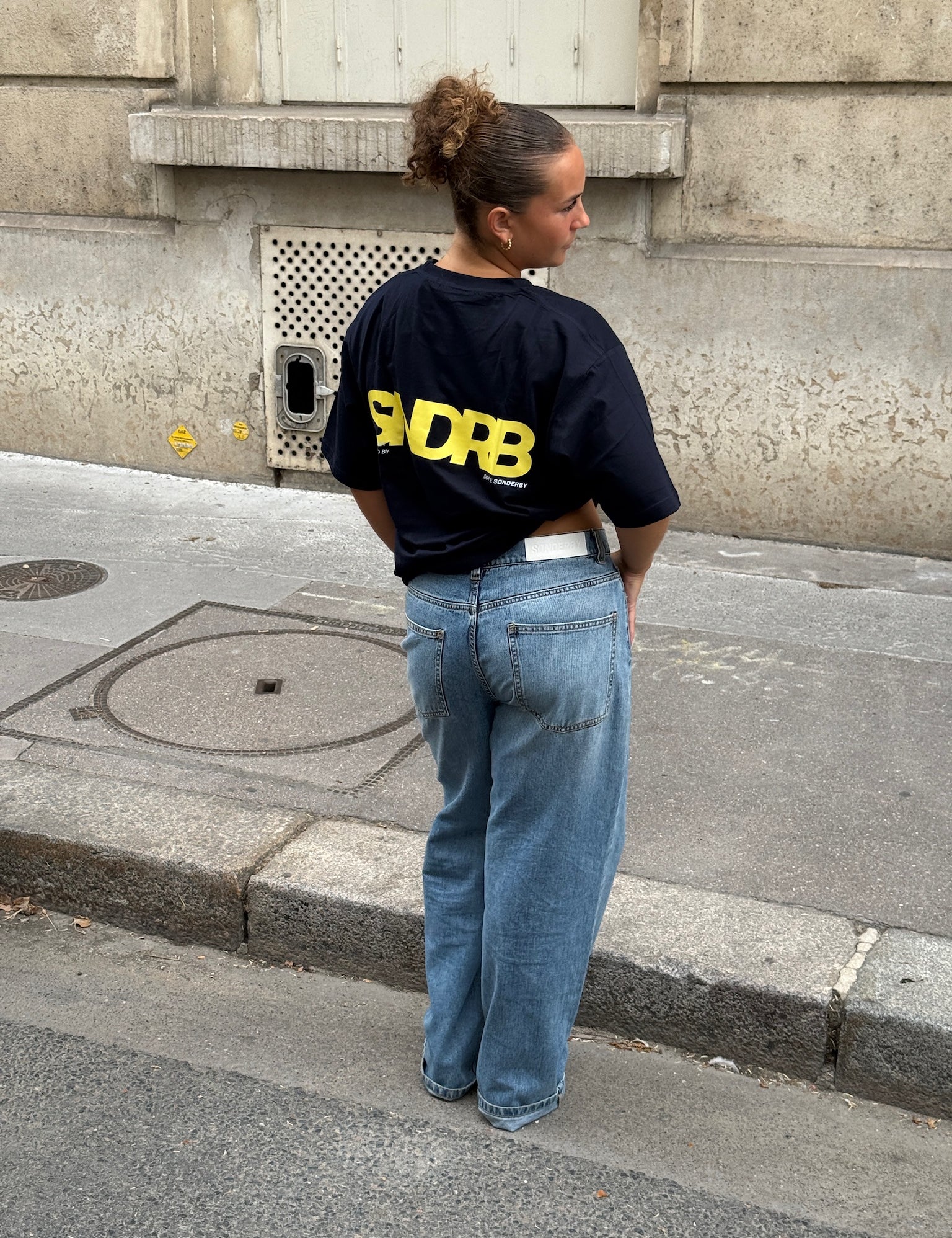 Modelbillede af SNDRB t-shirt i navy/gul. Fra BySofieSønderby