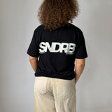Modelbillede af SNDRB t-shirt i sort/beige. Fra BySofieSønderby