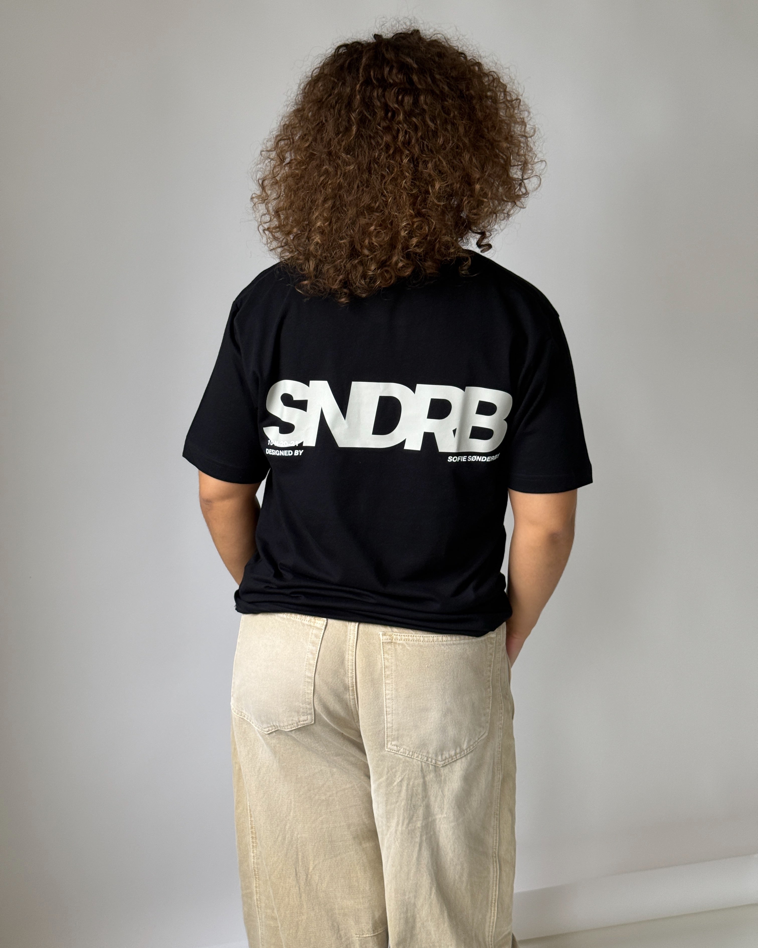 Modelbillede af SNDRB t-shirt i sort/beige. Fra BySofieSønderby