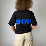 Modelbillede af SNDRB t-shirt i sort/kongeblå. Fra BySofieSønderby