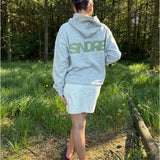 Modelfoto af pige, som bærer SNDRB hoodie, grå og KENDAL nederdel, creme - alt fra BySofieSønderby