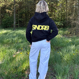 Modelfoto af pige, som bærer SNDRB hoodie, navy og NANNA jeans, hvid - alt fra BySofieSønderby