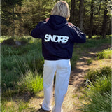 Modelfoto af pige, som bærer SNDRB hoodie, navy og NANNA jeans, hvid - alt fra BySofieSønderby