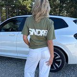 Modelfoto af pige, som bærer SNDRB t-shirt, army og NANNA jeans, hvid - alt fra BySofieSønderby