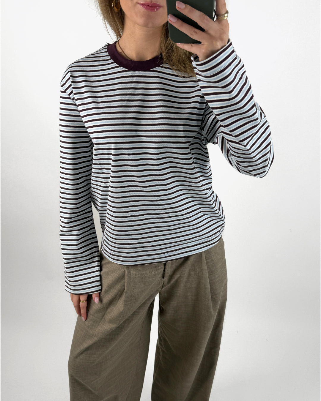 Modelbillede af bordeaux/lyseblå SOPHIA bluse. Set forfra. Fra BySofieSønderby