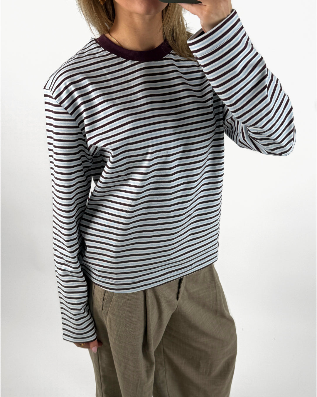 Modelbillede af bordeaux/lyseblå SOPHIA bluse. Set forfra. Fra BySofieSønderby