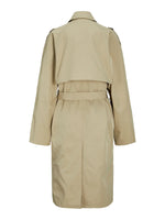 Beige trenchcoat set bagfra med bælte omkring taljen; ingen tekst eller mærke synligt. Stoffet ser ud til at være vandafvisende, typisk for klassiske regnfrakker, på hvid baggrund.