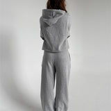 Modelfoto af pige som bærer en Studio Vesterbro bukser i grå, samt Studio Vesterbro hoodie i grå. Alt fra By Sofie Sønderby