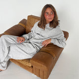 Modelfoto af pige som bærer en Studio Vesterbro hoodie i grå, samt Studio Vesterbro bukser i grå. Alt fra By Sofie Sønderby