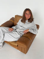 Modelfoto af pige som bærer en Studio Vesterbro hoodie i grå, samt Studio Vesterbro bukser i grå. Alt fra By Sofie Sønderby