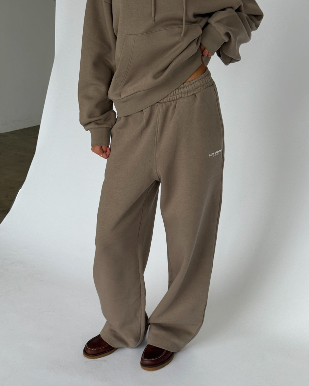 Modelbillede af STUDIO bukser i beige. Fra BySofieSønderby
