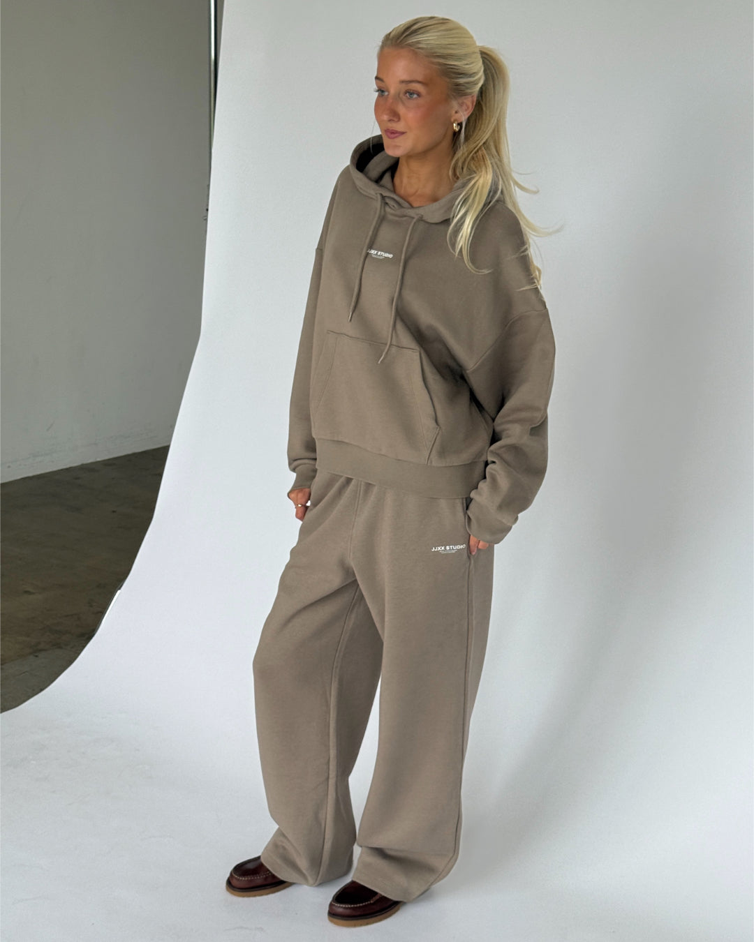 Modelbillede af STUDIO bukser i beige. Fra BySofieSønderby