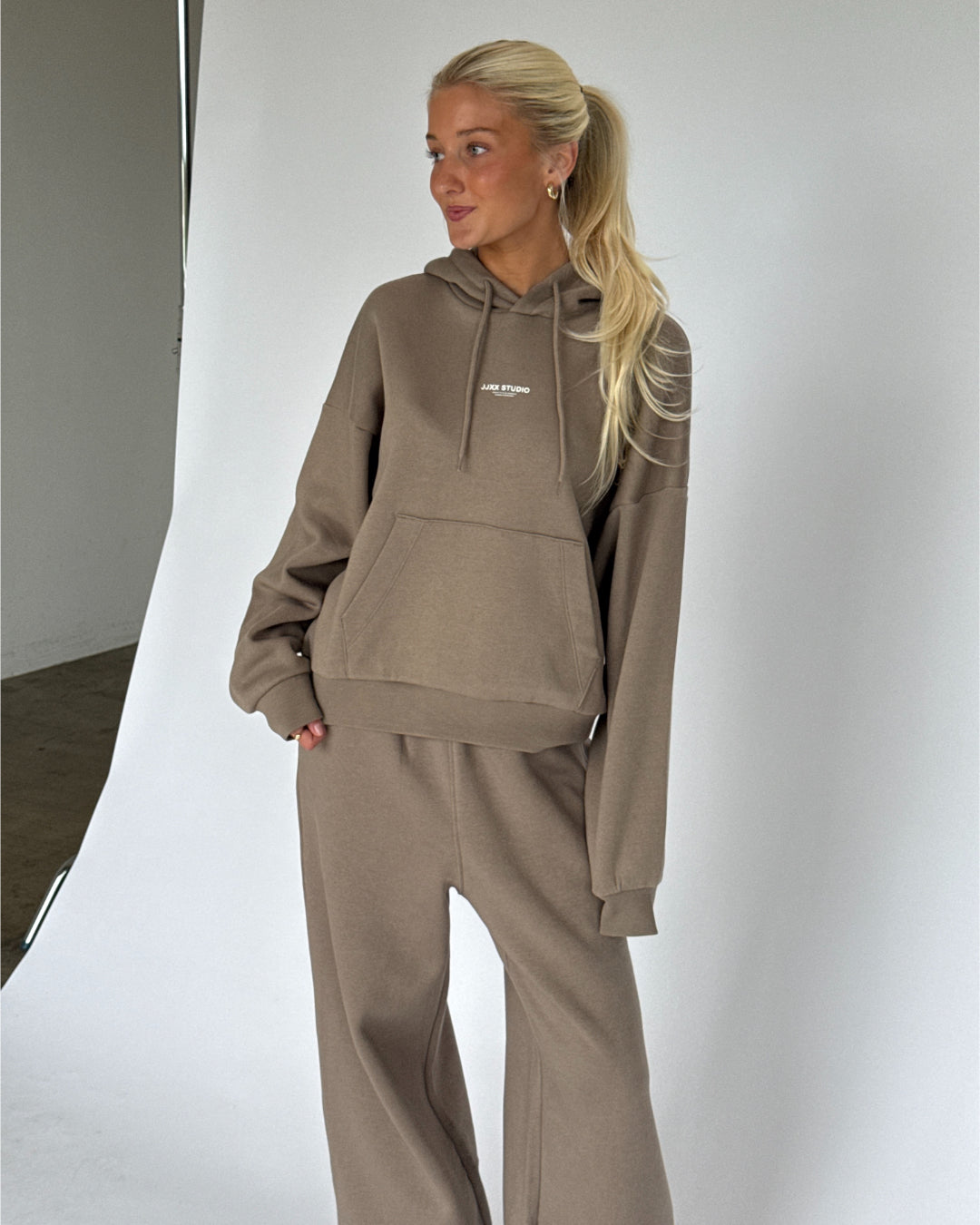 Modelbillede af STUDIO hoodie beige. Fra BySofieSønderby
