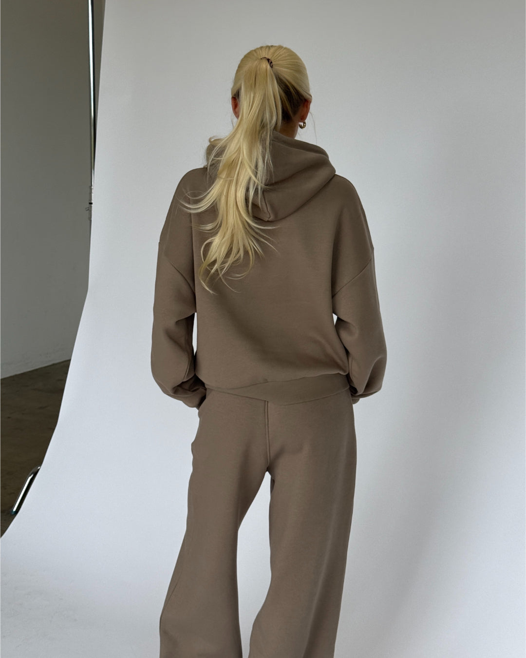 Modelbillede af STUDIO hoodie beige. Fra BySofieSønderby