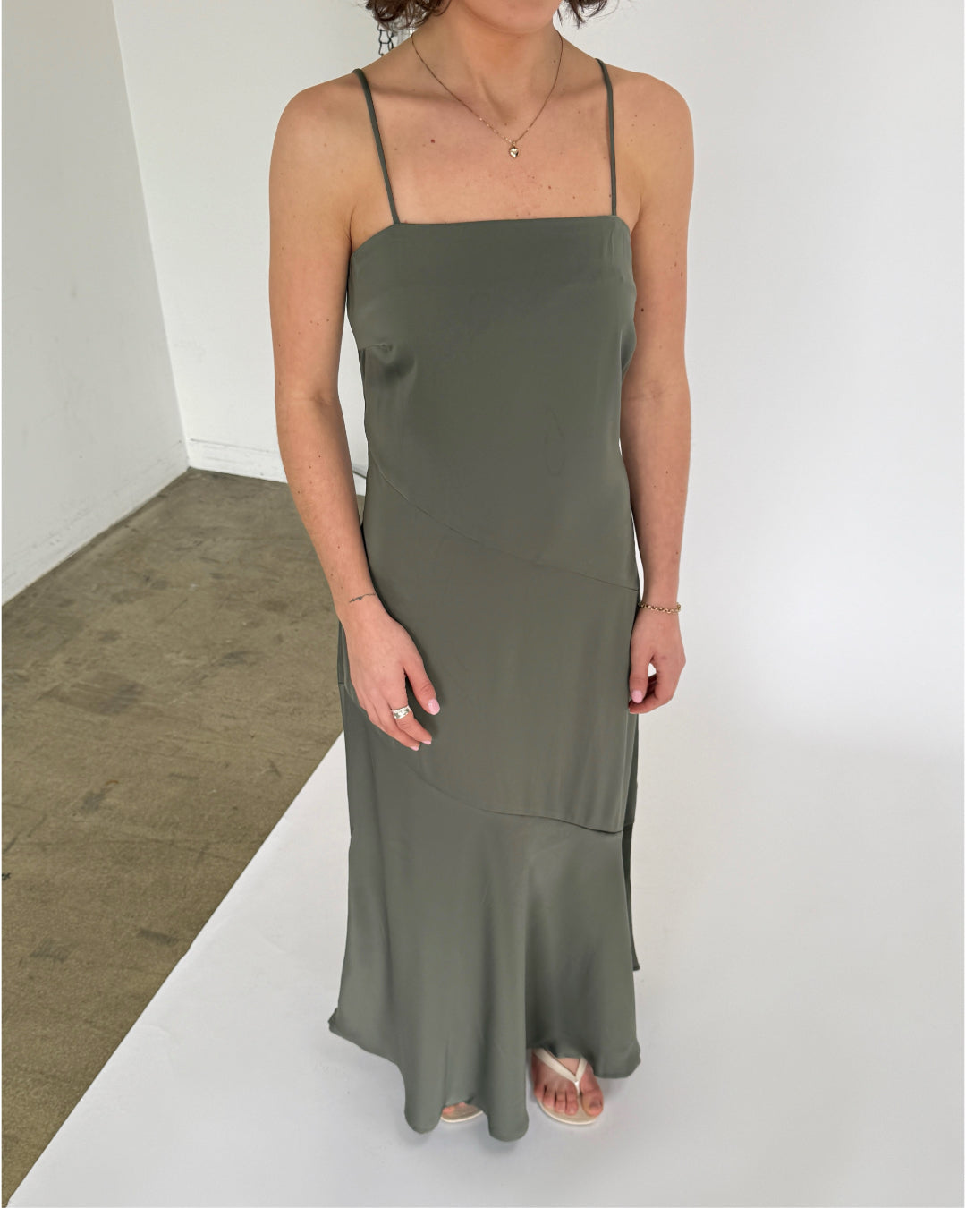 Modelbillede af armyfarvet SYLVIE strop kjole. Set forfra. Fra BySofieSønderby