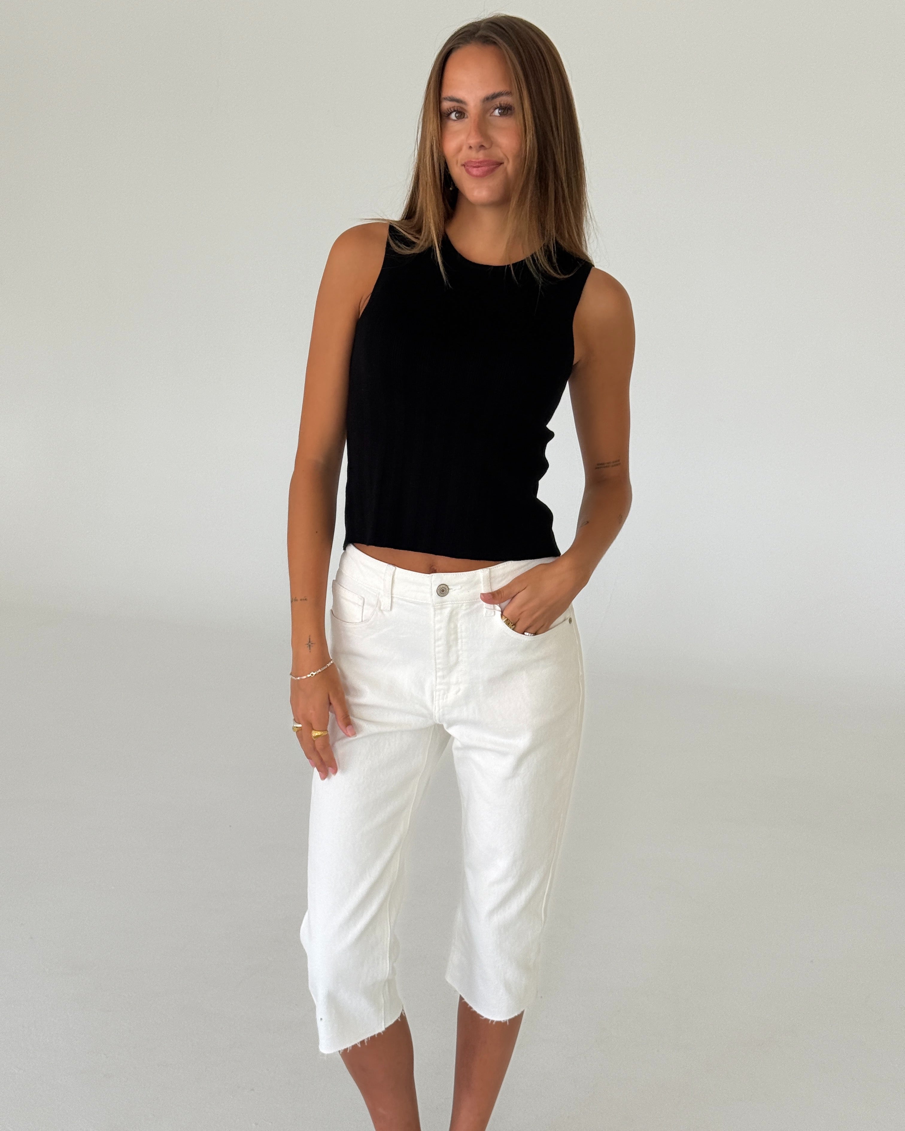 Modelbillede af TALIA top, sort og VANESSA capri bukser, hvid. Fra BySofieSønderby