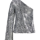 En sølvfarvet pallietbluse med én lang ærme og asymmetrisk one-shoulder design skinner i stærkt lys, sat mod en hvid baggrund.