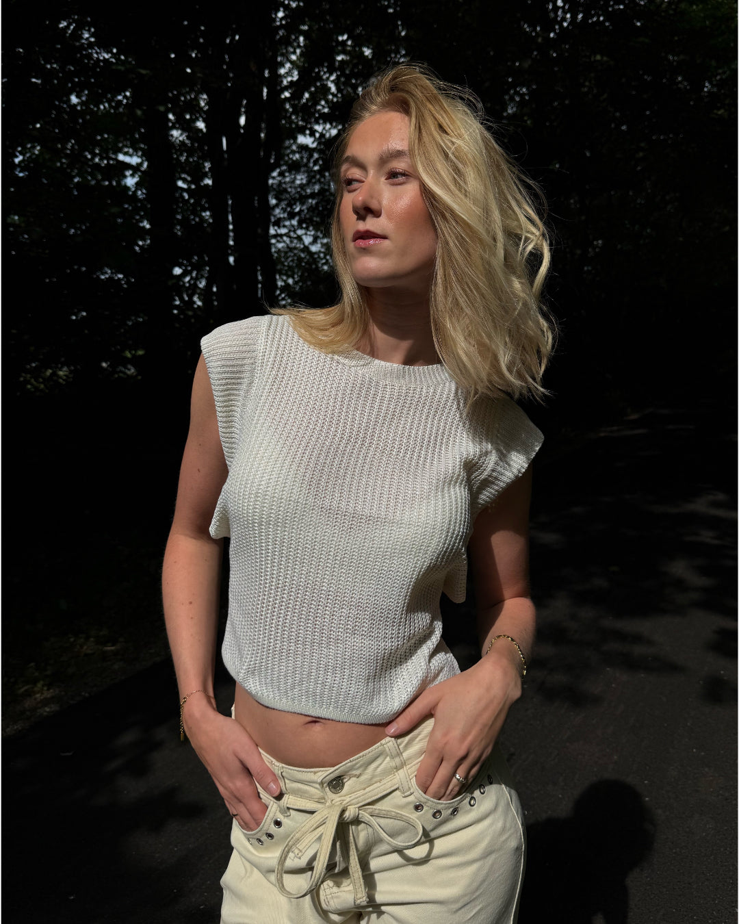 Modelfoto af pige i hvid Taytum vest og cremefarvede Adrianna jeans. Alt er fra BySofieSønderby