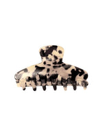 Hårspænde med leopardmønster, åbent og klar til brug, set mod en neutral hvid baggrund.