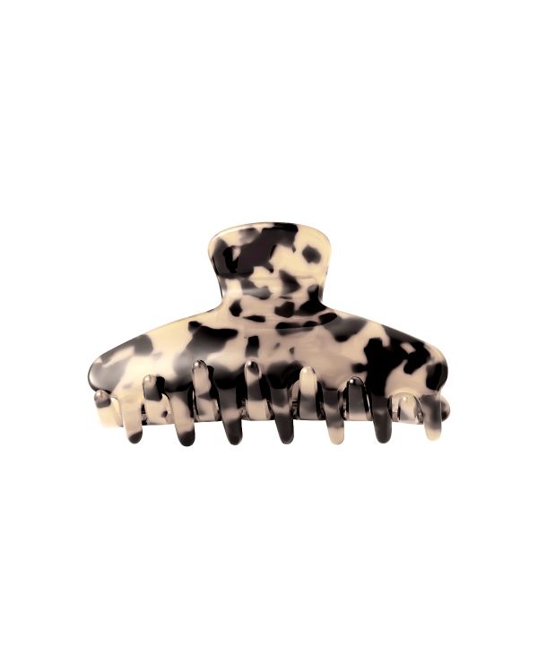 Hårspænde med leopardmønster, åbent og klar til brug, set mod en neutral hvid baggrund.