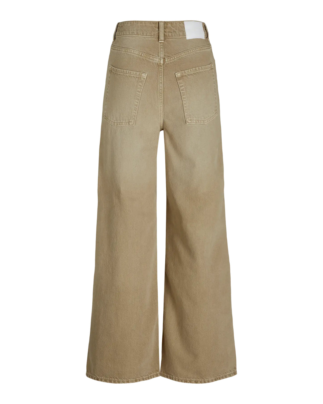 Beige bukser ligger fladt, visende bagsiden med to baglommer og en hvid etikette ved taljen. Bukserne har en bred benudformning og er placeret mod en hvid baggrund.