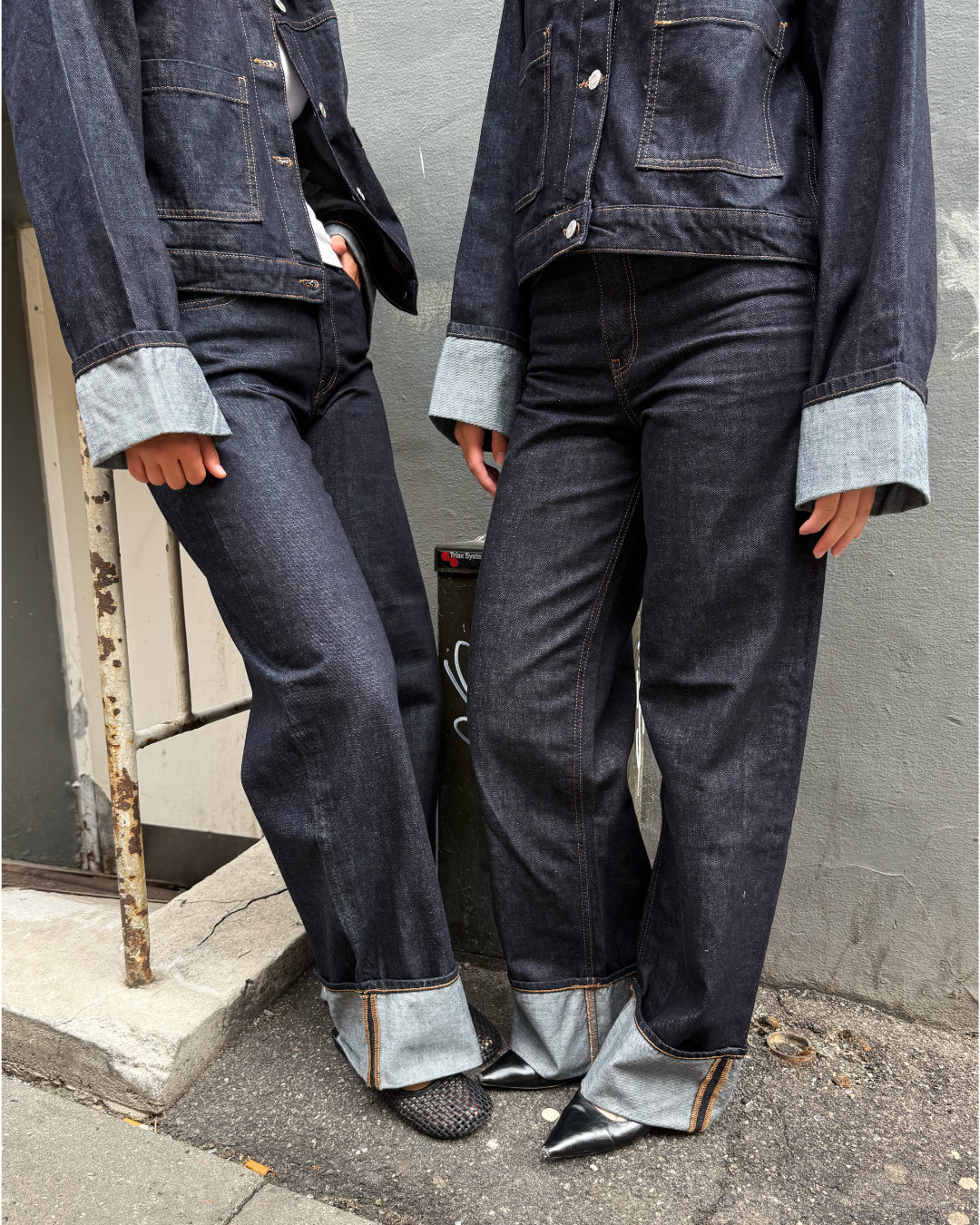 Modelfoto af to piger i mørkeblå Tokyo jeans og mørkeblå Vega jakker. Fra BySofieSønderby