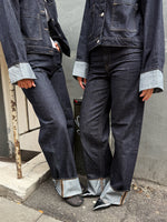 Modelfoto af to piger i mørkeblå Tokyo jeans og mørkeblå Vega jakker. Fra BySofieSønderby