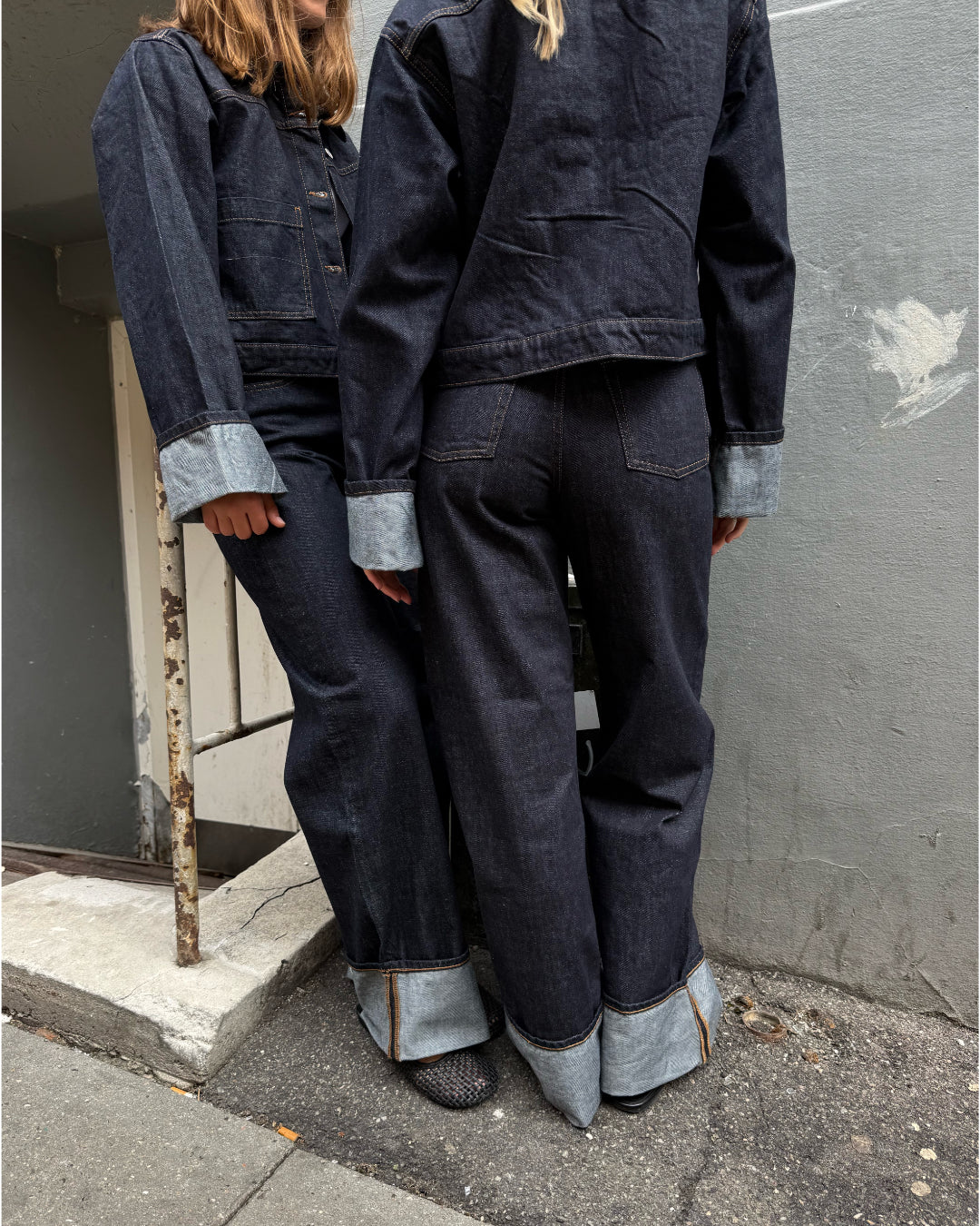 Modelfoto af to piger i mørkeblå Tokyo jeans og mørkeblå Vega jakker. Fra BySofieSønderby