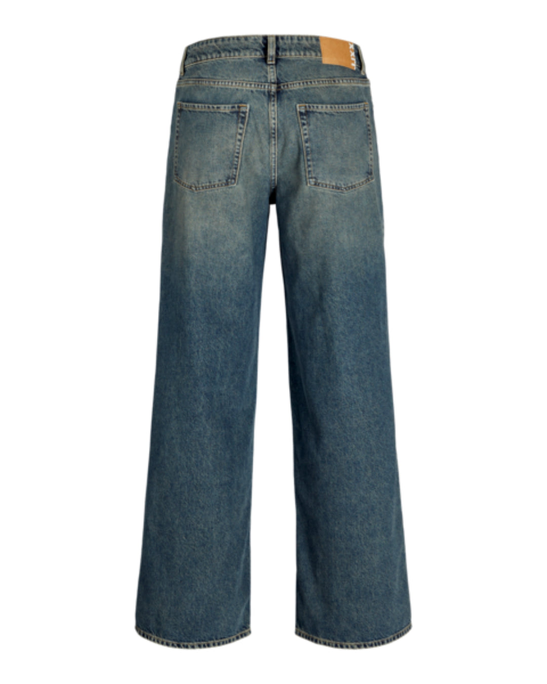 Et par blå jeans vises bagfra, hænger frit med lige ben og to baglommer. De er indendørs med hvid baggrund.
