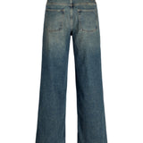 Et par blå jeans vises bagfra, hænger frit med lige ben og to baglommer. De er indendørs med hvid baggrund.