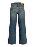 Et par blå jeans vises bagfra, hænger frit med lige ben og to baglommer. De er indendørs med hvid baggrund.