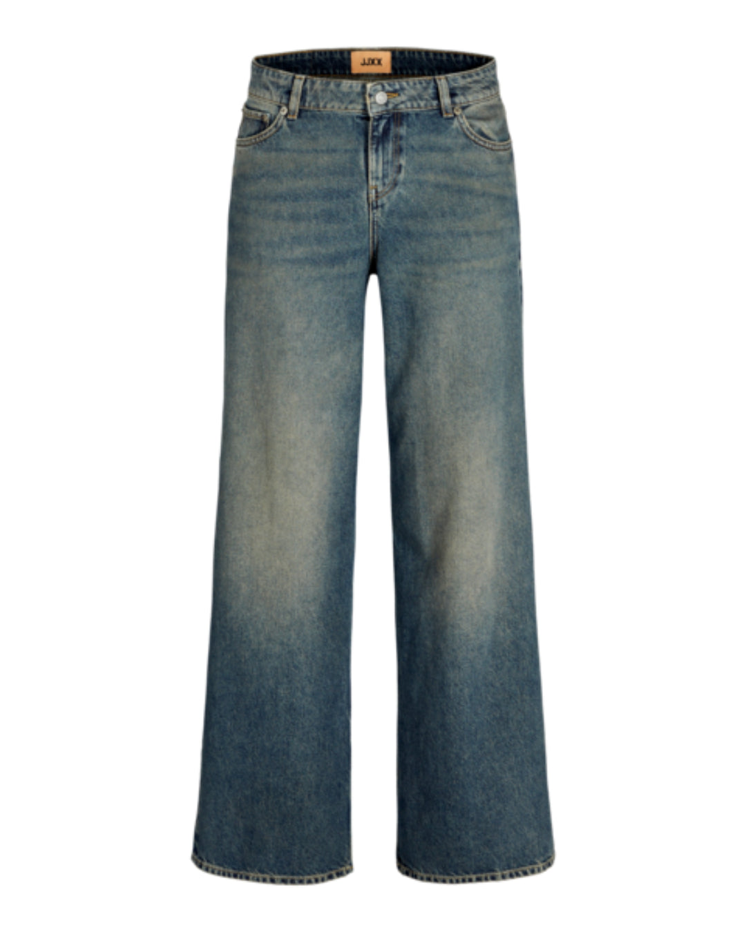 Jeans med bredt snit står oprejst mod en hvid baggrund. De har en lysere blå vask ved lårene og lommer foran. Text på linningen: "JXX".