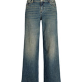 Jeans med bredt snit står oprejst mod en hvid baggrund. De har en lysere blå vask ved lårene og lommer foran. Text på linningen: "JXX".