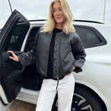 Modelfoto af pige der bærer Trudea jakke i sort udenpå en sort t-shirt, derudover har hun hvide Nanna jeans på. Alt fra BySofieSønderby