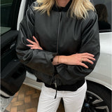 Modelfoto af pige der bærer Trudea jakke i sort udenpå en sort t-shirt, derudover har hun hvide Nanna jeans på. Alt fra BySofieSønderby