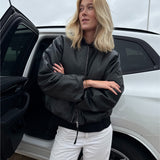 Modelfoto af pige der bærer Trudea jakke i sort, derudover har hun hvide Nanna jeans på. Alt fra BySofieSønderby