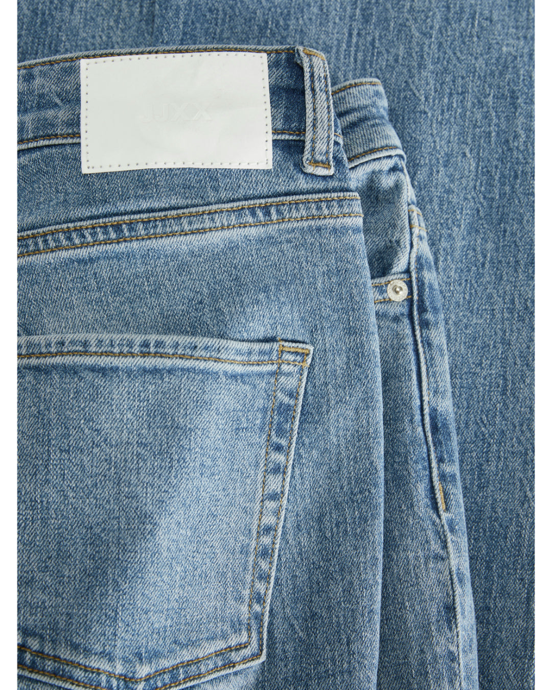 Detaljefoto af baglomme på blå Turin jeans. Fra By Sofie Sønderby