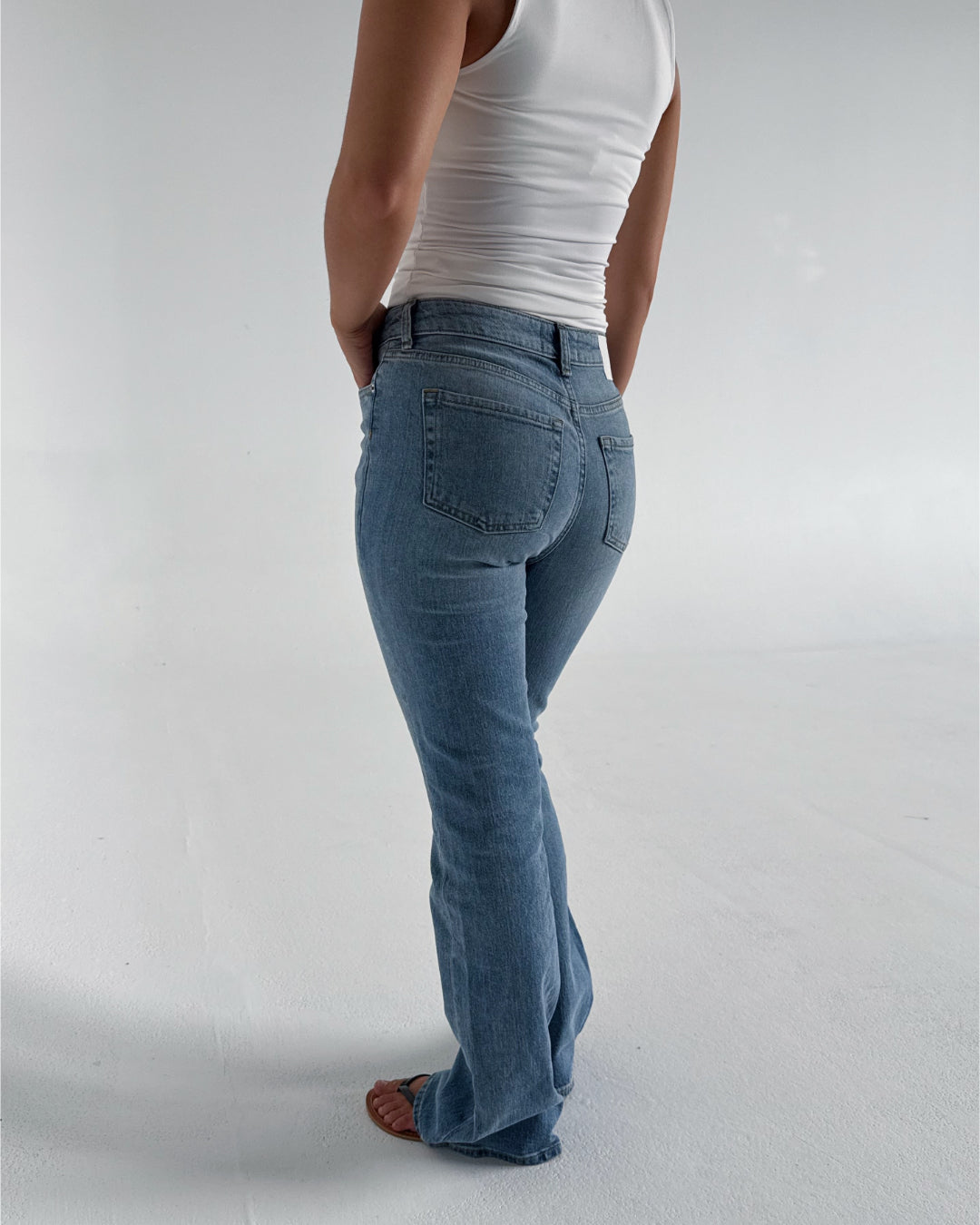 Modelfoto af pige der bærer lyseblå Turin jeans, samt en hvid top. Alt fra BySofieSønderby