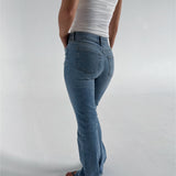 Modelfoto af pige der bærer lyseblå Turin jeans, samt en hvid top. Alt fra BySofieSønderby
