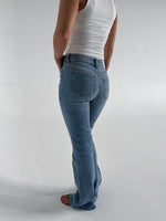 Modelfoto af pige der bærer lyseblå Turin jeans, samt en hvid top. Alt fra BySofieSønderby