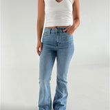 Modelfoto af pige der bærer lyseblå Turin jeans, samt en hvid top. Alt fra BySofieSønderby