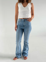 Modelfoto af pige der bærer lyseblå Turin jeans, samt en hvid top. Alt fra BySofieSønderby